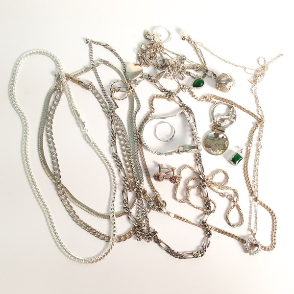 Lot 1066 - JEWELLERY