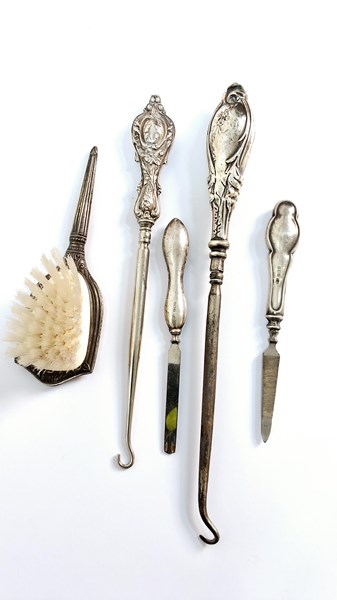 Lot 1030 - DRESSING TABLE TOOLS