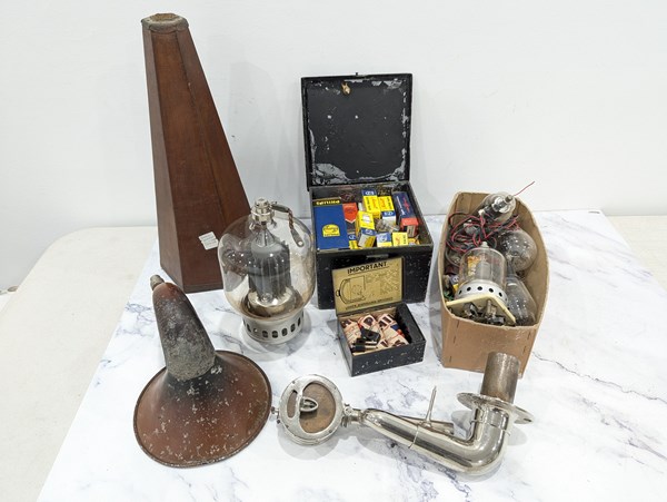 Lot 1238 - RADIO PARTS