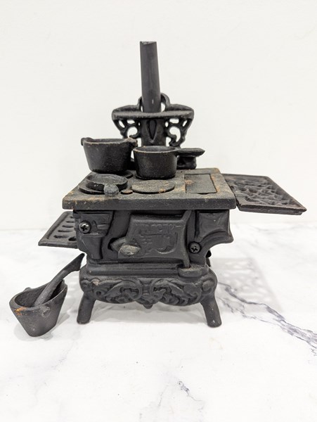 Lot 1211 - TOY STOVE