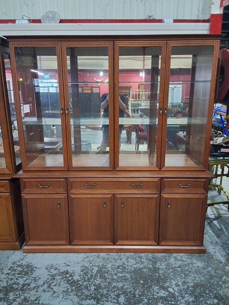 Lot 163 - DISPLAY CABINET