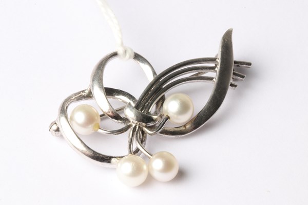 Lot 1017 - SILVER & PEARL BROOCH