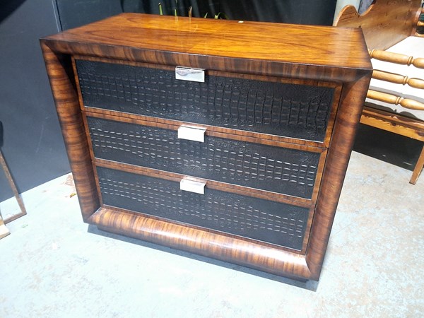 Lot 4 - CHEST OF DRAWERS