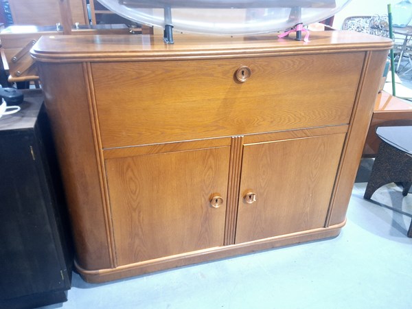 Lot 325 - SIDEBOARD