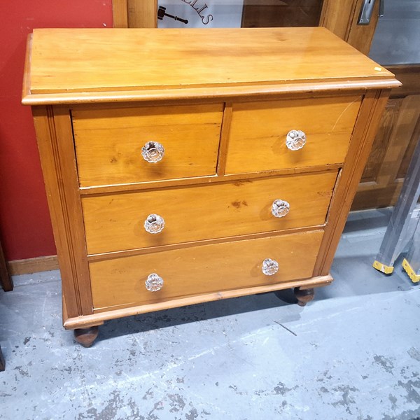 Lot 76 - CHEST OF DRAWERS