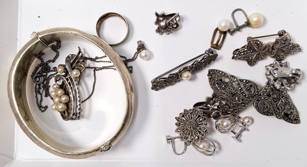 Lot 1070 - JEWELLERY