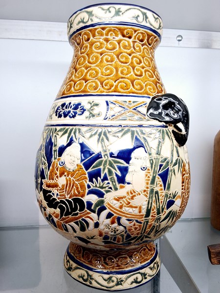 Lot 1292 - VASE