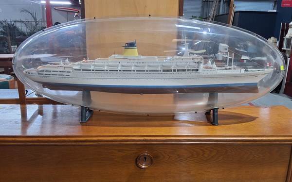 Lot 326 - SHIPS MODEL