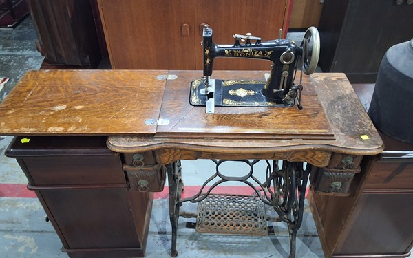 Lot 319 - SEWING MACHINE