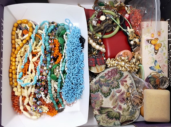 Lot 1318 - JEWELLERY