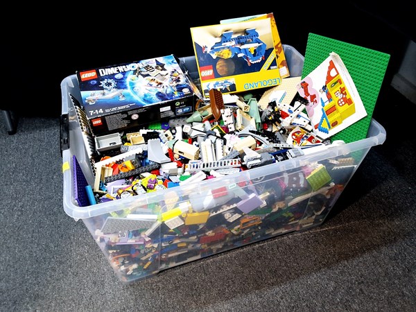 Lot 1470 - LEGO!