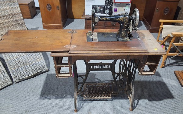 Lot 271 - SEWING MACHINE