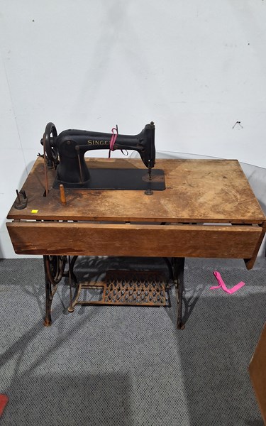 Lot 272 - SEWING MACHINE