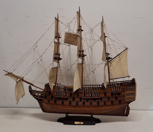 Lot 1070 - MODEL SHIP