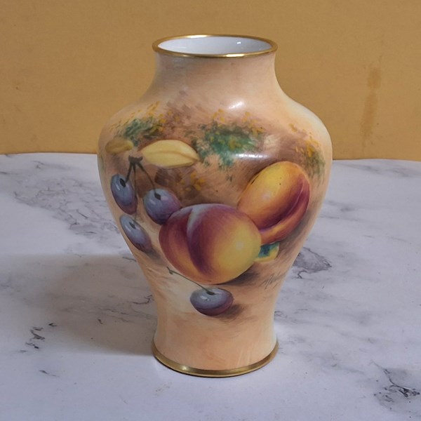 Lot 1013 - ROYAL WORCESTER VASE