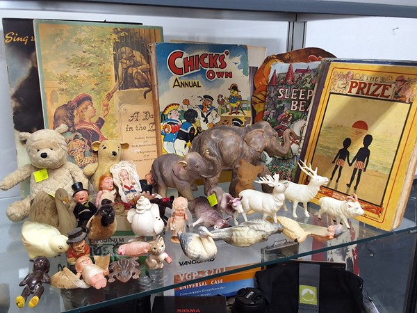 Lot 1407 - VINTAGE TOYS & BOOKS