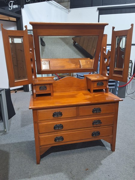 Lot 136 - DRESSING TABLE