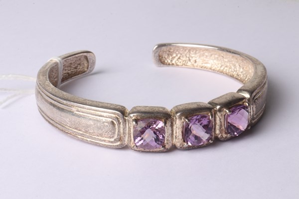 Lot 1035 - SILVER BANGLE