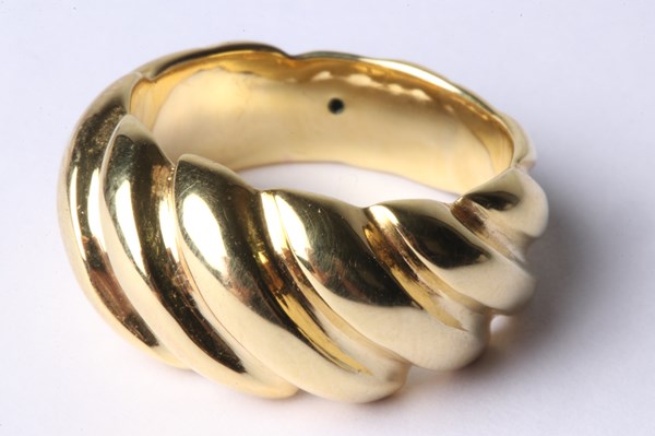 Lot 1003 - GOLD RING