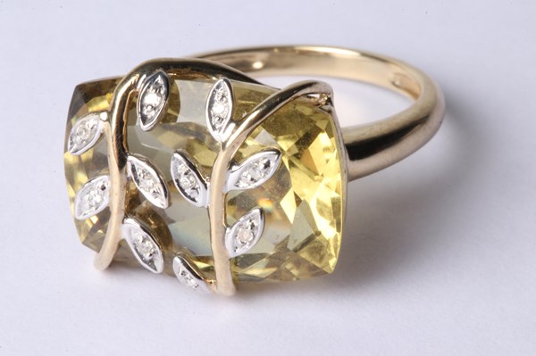 Lot 1001 - GOLD RING