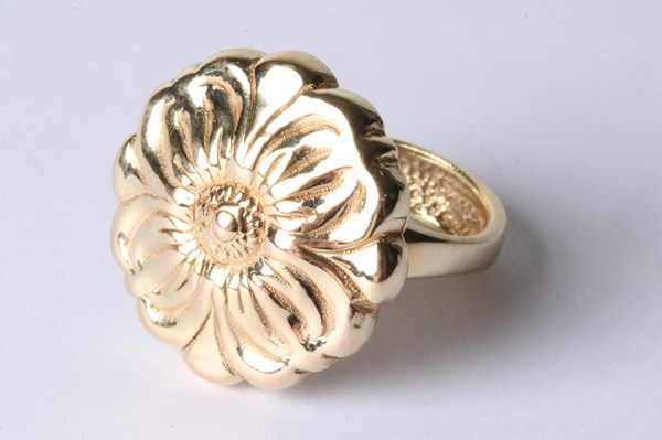 Lot 1002 - GOLD RING