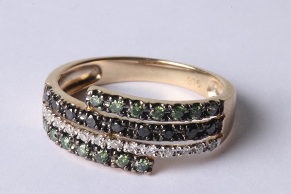 Lot 1008 - GOLD & DIAMOND RING