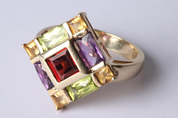 Lot 1007 - GOLD GEMSTONE RING