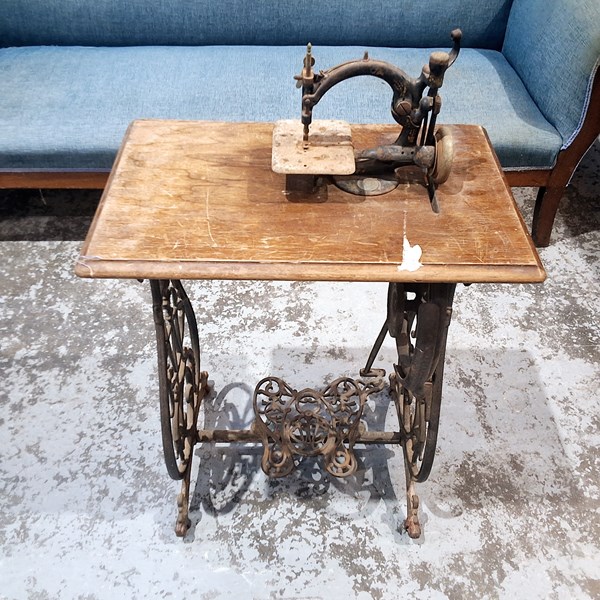 Lot 168 - SEWING MACHINE