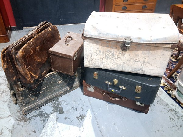 Lot 127 - RUSTIC LUGGAGE LOT