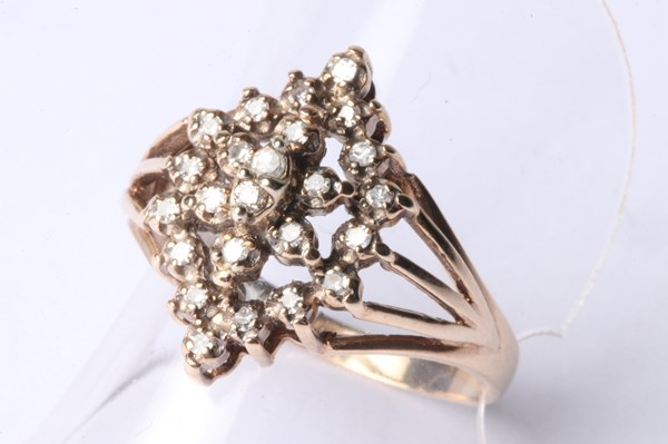 Lot 1004 - GOLD DIAMOND RING