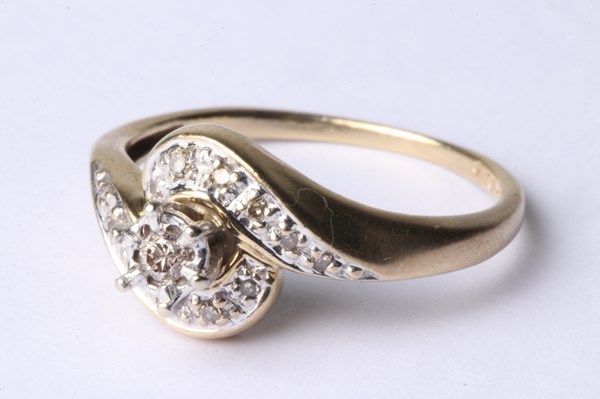 Lot 1021 - GOLD & DIAMOND RING