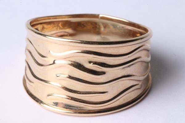 Lot 1019 - GOLD RING