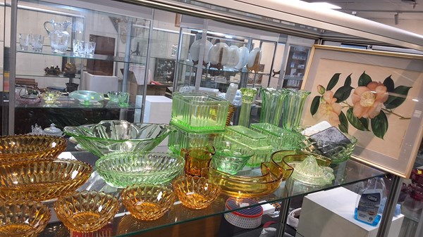 Lot 1369 - DEPRESSION GLASS