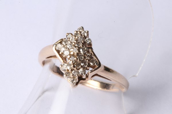 Lot 1006 - DIAMOND RING