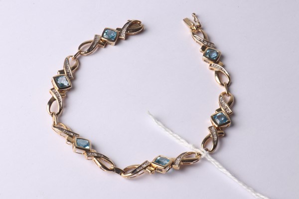 Lot 1012 - GOLD BRACELET