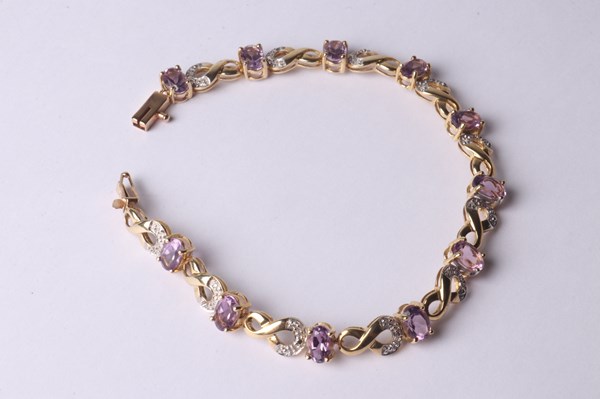 Lot 1049 - GOLD BRACELET