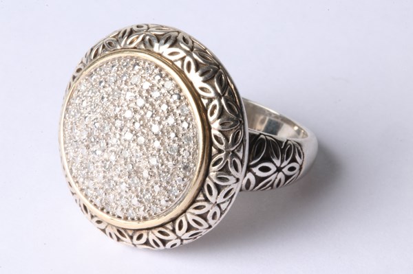 Lot 1005 - DIAMOND RING