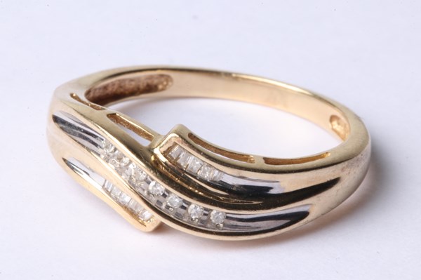 Lot 1036 - GOLD & DIAMOND RING