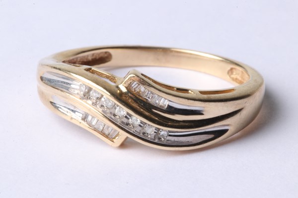 Lot 1052 - GOLD & DIAMOND SET RING