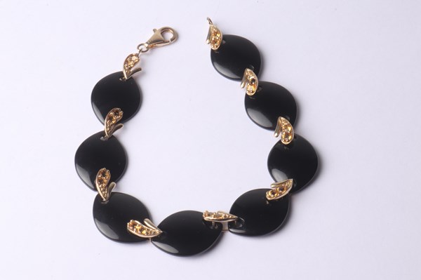 Lot 1064 - GOLD & ONYX BRACELET