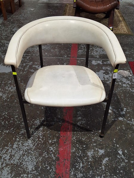 Lot 147 - TUB CHAIR