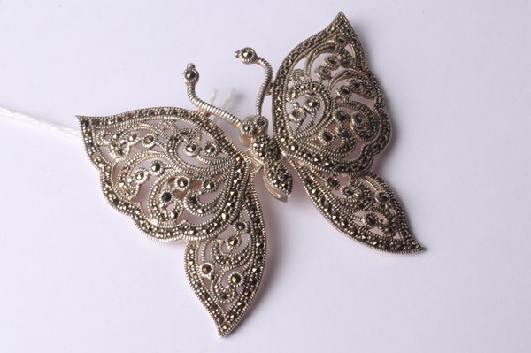 Lot 1068 - SILVER BROOCH