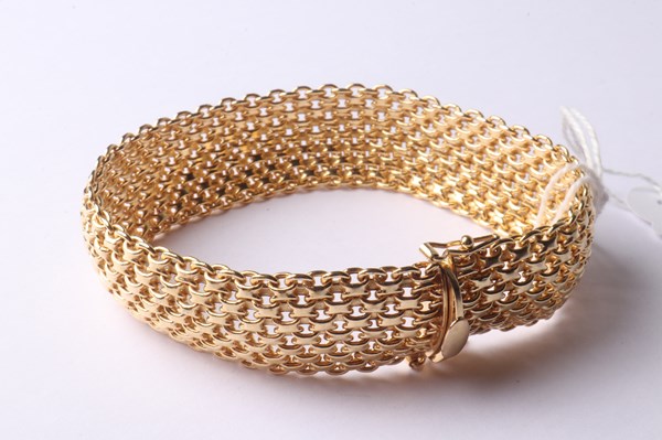 Lot 1060 - GOLD BRACELET