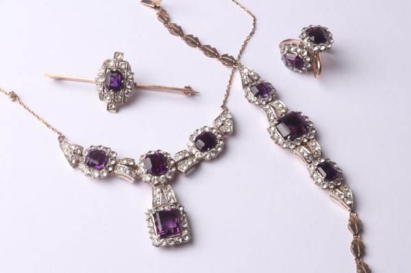 Lot 1055 - JEWELLERY SUITE