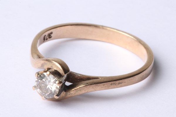 Lot 1038 - GOLD & DIAMOND RING