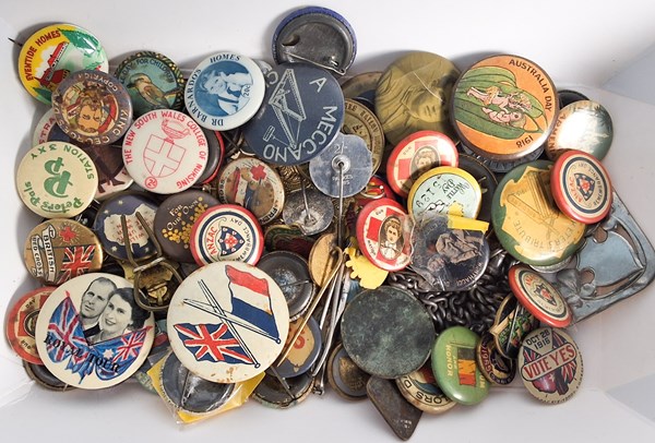 Lot 1094 - BADGES