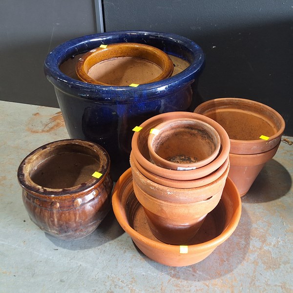 Lot 372 - LOT OF PLANT POTS