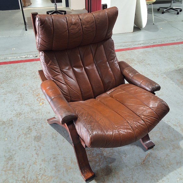 Lot 186 - MODULE LOUNGE CHAIR