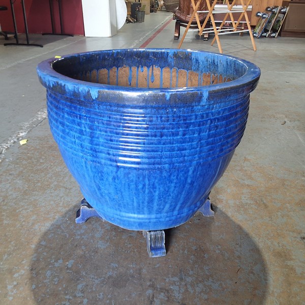 Lot 374 - PLANT POT