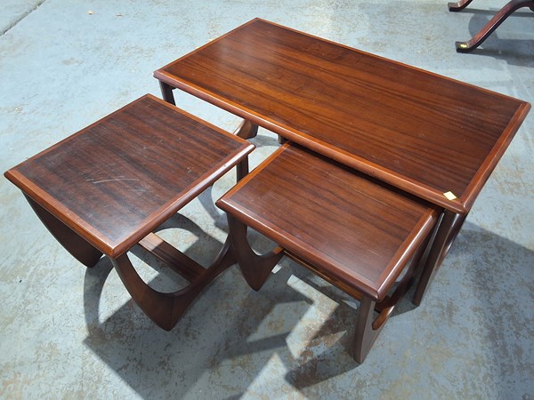 Lot 16 - COFFEE TABLE SET